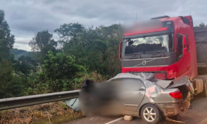 Gestante e bebê morrem após carro bater contra carreta em rodovia de SC