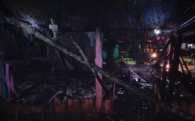 Bombeiros utilizam 4 mil litros de água para combater incêndio em residência