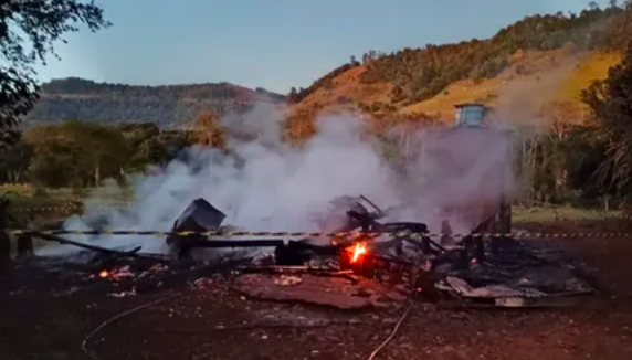 Incêndio destrói residência de madeira no interior