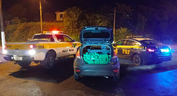 Perseguição em rodovia de SC termina com motorista preso e porta-malas recheado de maconha