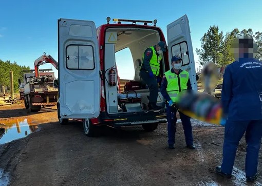Trabalhador fica ferido ao cair de carroceria de caminhão