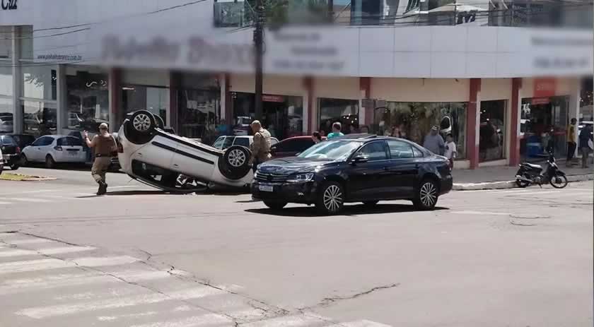 Veículo tomba após se envolver em acidente no centro