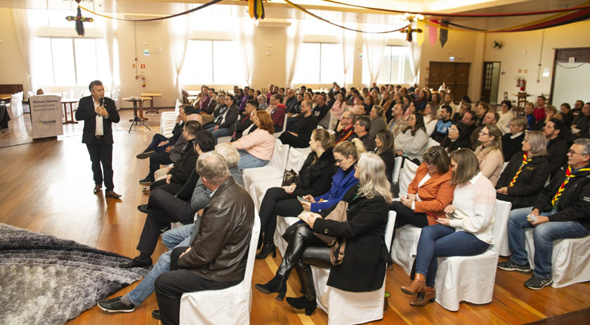 Sicoob MaxiCrédito entrega R$ 3 milhões para instituições sociais em SC e no RS 