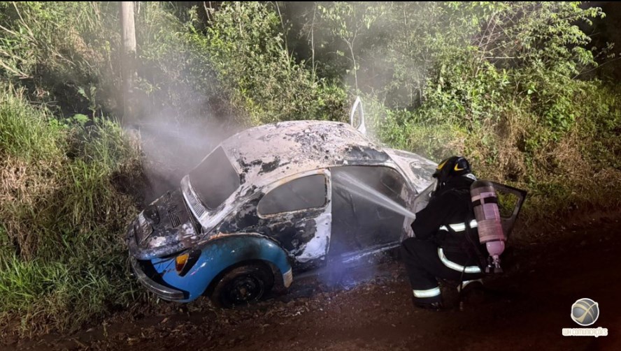 Fusca é destruído por incêndio no interior do município