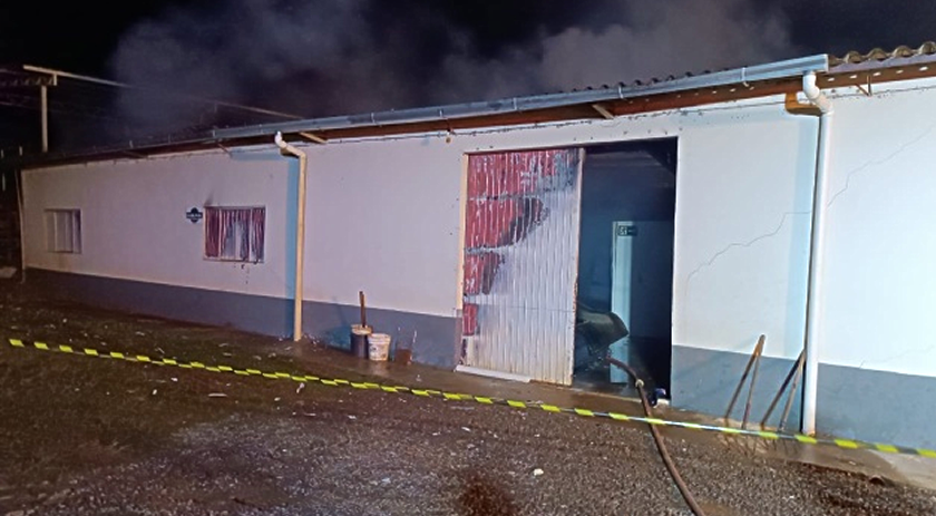 Incêndio destrói alojamento de empresa no interior
