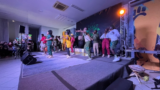 Coral de Crianças Watoto emociona público com histórias de fé e superação