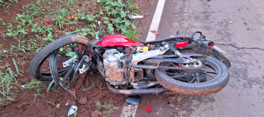 Motociclista de 15 anos morre em colisão contra automóvel