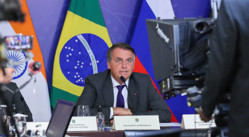 Bolsonaro diz a apoiadores que conversará com caminhoneiros para ‘tomar decisão’