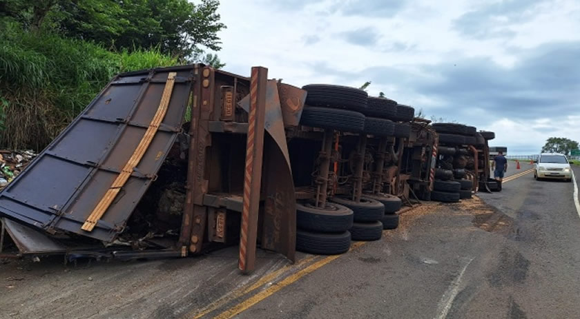 Carreta carregada de sucata tomba e interdita SC-161