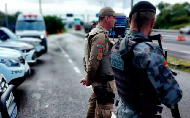 PM prende seis pessoas e encontra 26 quilos de drogas ao "fechar" divisas em SC