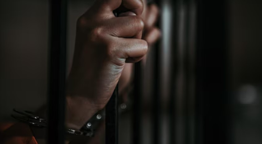Homem é indiciado após usar celular e perfil de outra pessoa para contatar ex-companheira com medida protetiva