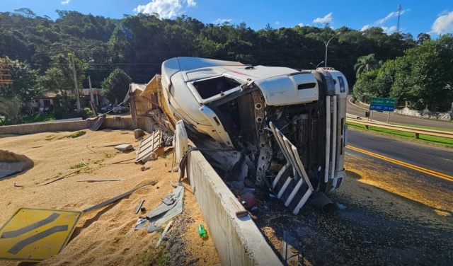 Motorista perde controle de carreta na divisa entre SC e RS em Chapecó