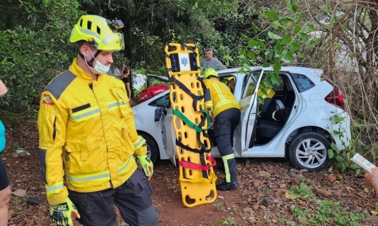 Idosa perde controle ao entrar em garagem e capota veículo em ribanceira