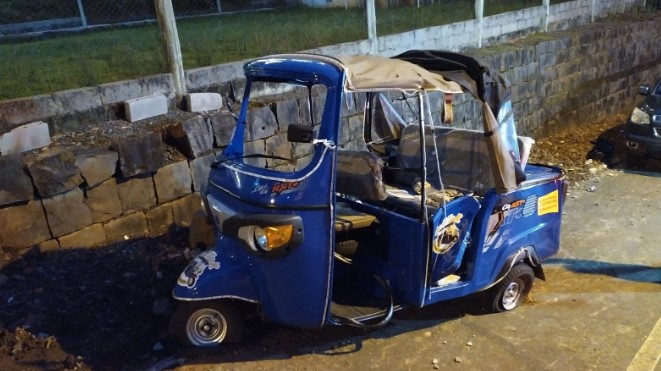 Tombamento de triciclo turístico deixa dois feridos