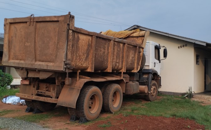 Trabalhador morre prensado por caçamba de caminhão