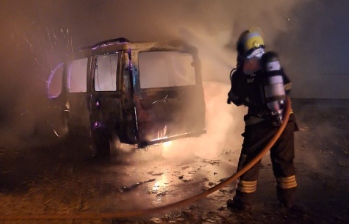 Bombeiros combatem incêndio em veículo de entregas