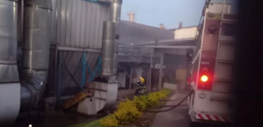Bombeiros combatem incêndio em silo