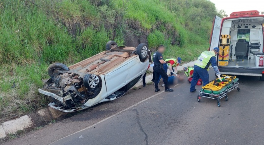 Motorista fica ferido após veículo capotar na BR 163, em São Miguel do Oeste