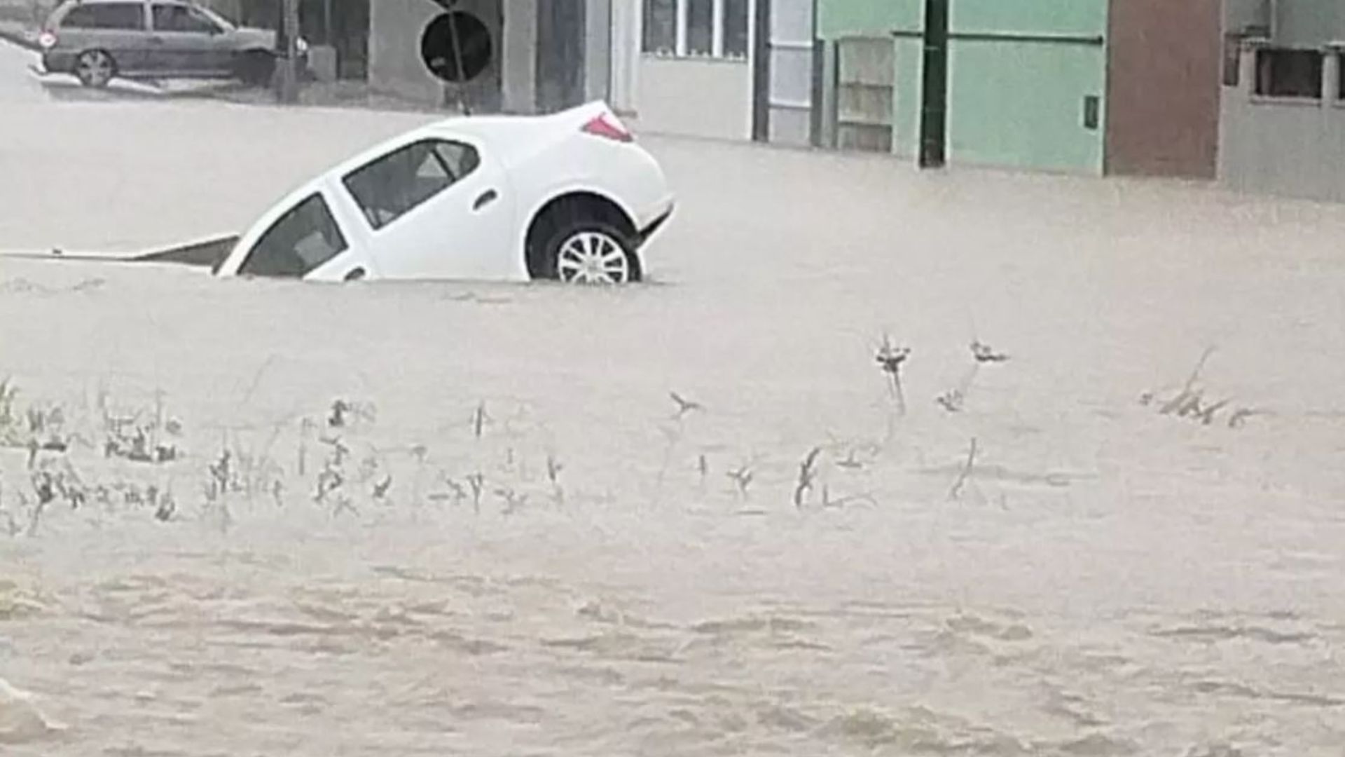 Com chuva e alagamentos, água invade hospital, igreja, casas e comércios
