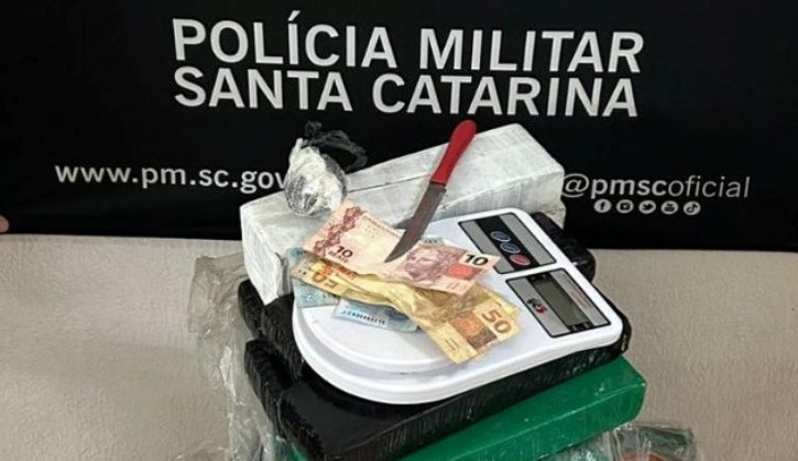 Quase 100 kg de maconha são apreendidos com dupla
