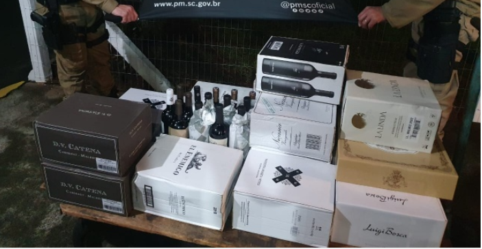 PM apreende 105 garrafas de vinho oriundas da Argentina durante abordagem a ônibus