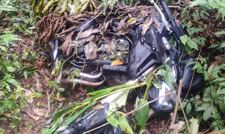 Motocicleta furtada é encontrada escondida em área de mata