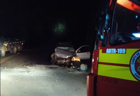 Carro sai da pista e colide em talude de barragem