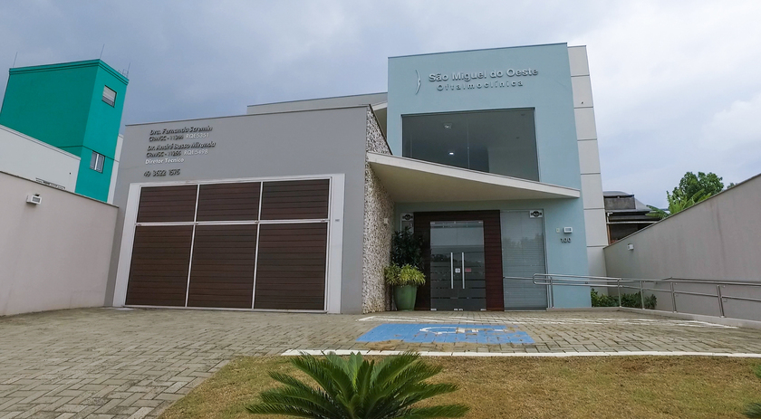 Oftalmoclinica São Miguel do Oeste é agraciada com troféu O Guarani