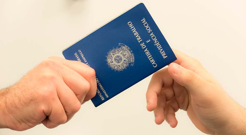 Número de trabalhadores com carteira assinada em SC cresce 1,8% no trimestre; desemprego avança