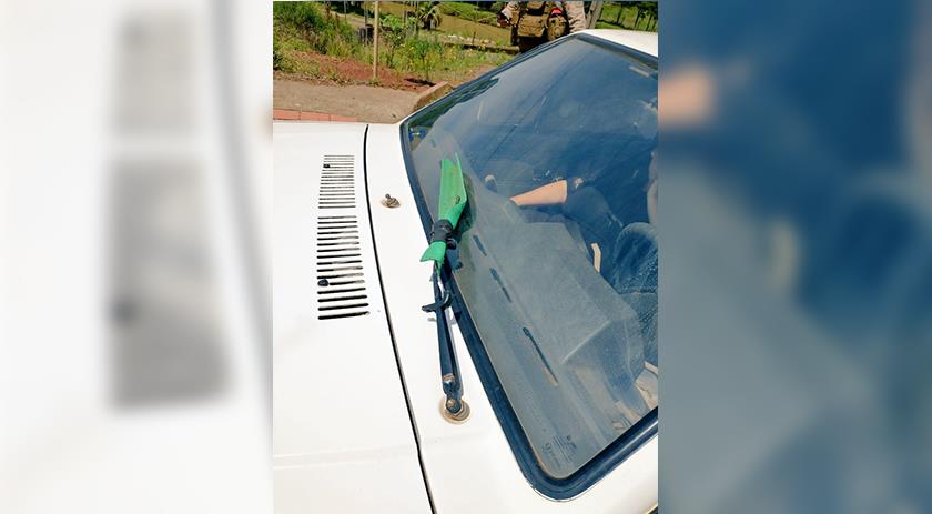 Carro com um rodo como limpador de para-brisa é flagrado em rodovia de Santa Catarina