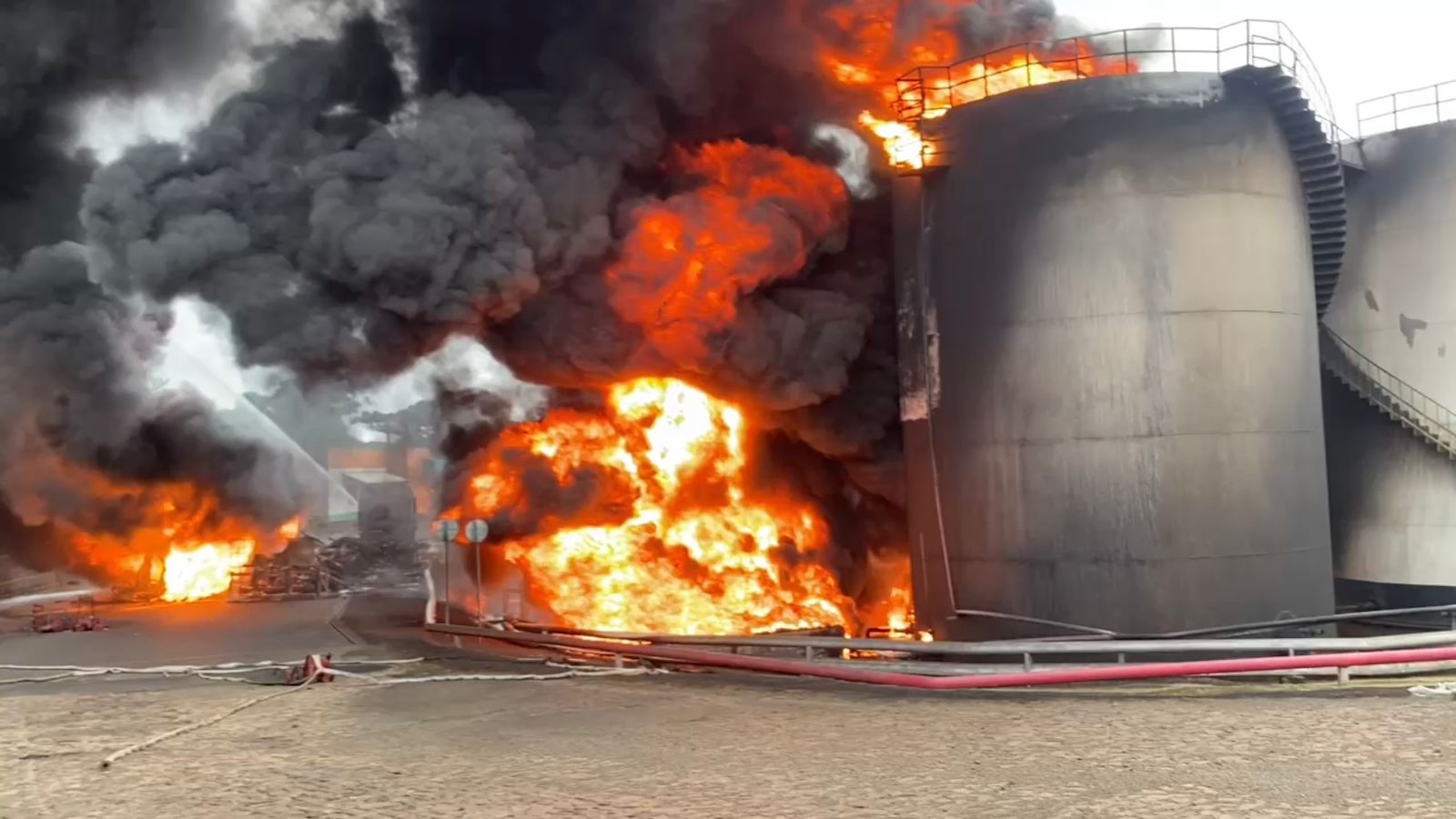 Incêndio em depósito de combustíveis ultrapassa as 24h com força-tarefa e fumaça tóxica