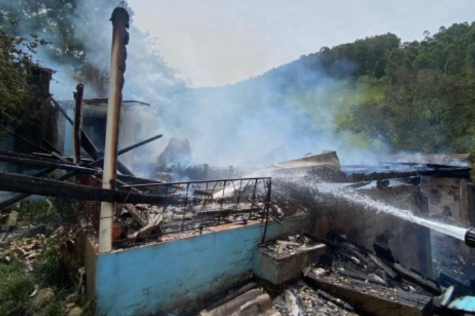 Casa é destruída por incêndio no interior