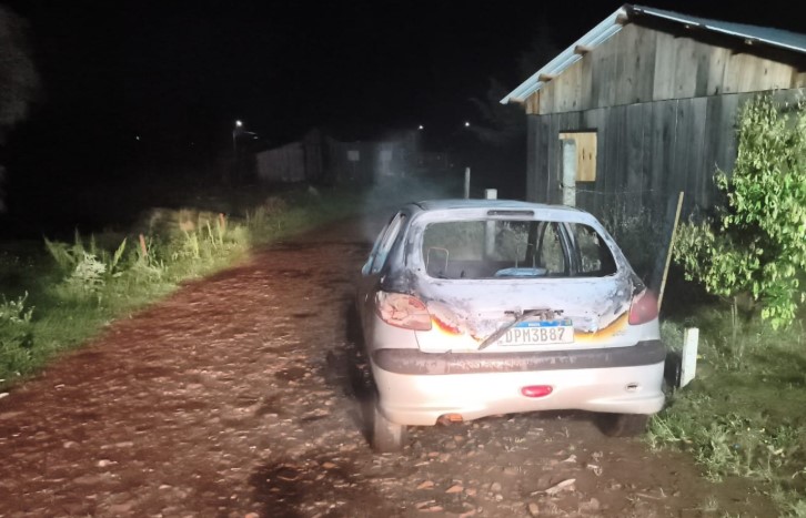 Veículo de passeio é destruído por incêndio