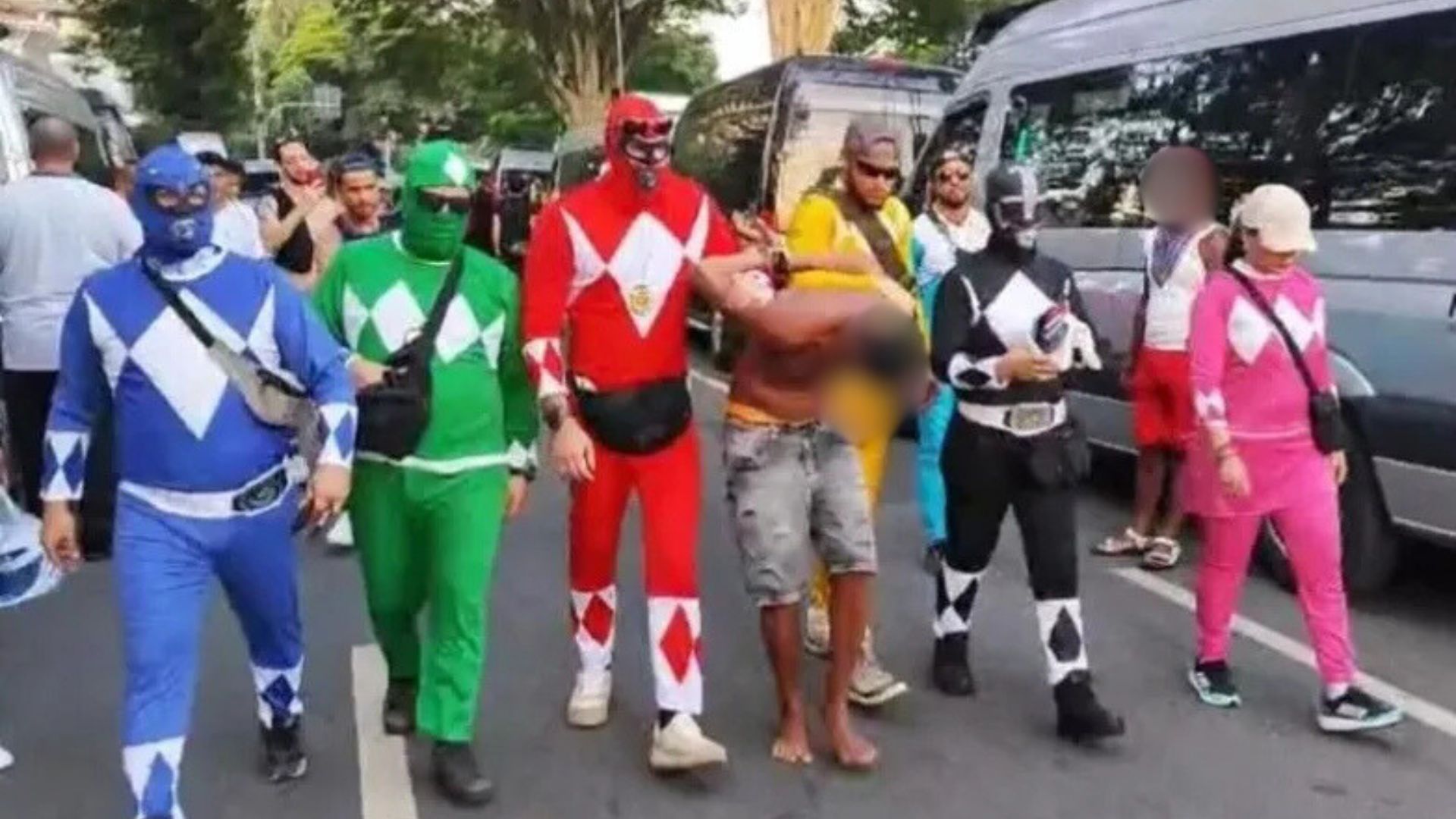 Policiais fantasiados se tornam estratégia para combater o crime no Carnaval