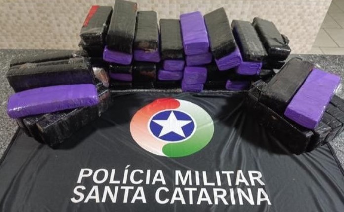 Passageiro de ônibus é preso com 30 kg de maconha