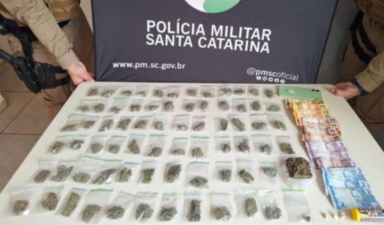 Adolescente é apreendido com drogas