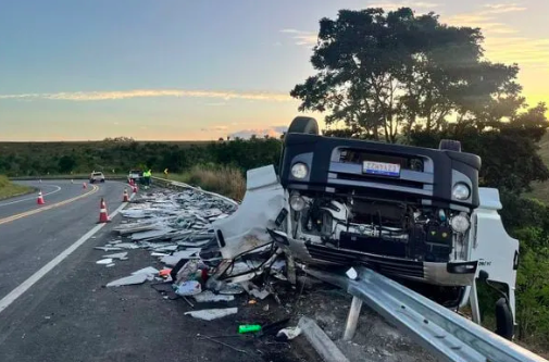 Em veículos diferentes, pai perde filho de vista, retorna e encontra jovem morto