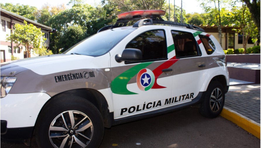 Menor é detido e homem é preso com drogas no Oeste de SC