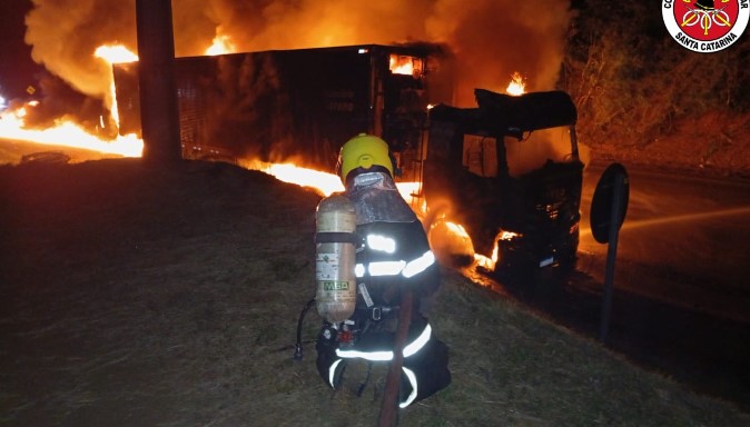 Bombeiros utilizam 16 mil litros de água para combater incêndio em caminhão
