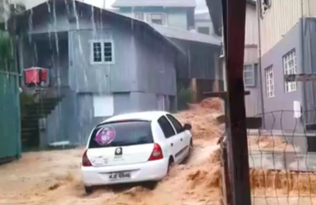 Enxurrada violenta ’transforma’ rua em rio e assusta moradores em SC