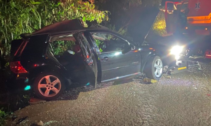 Motorista sofre ferimentos após colidir carro contra caminhão ns SC-283