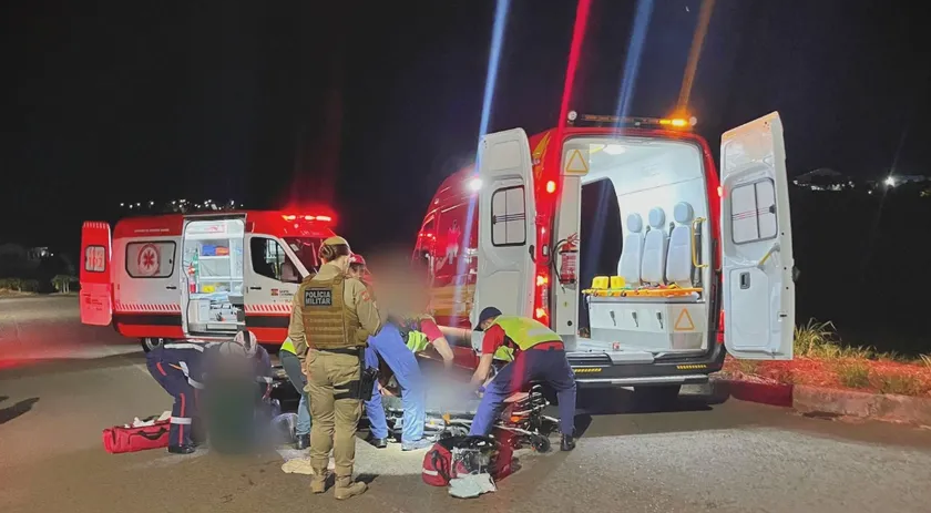 Criança sofre ferimentos graves ao ser atropelada por moto
