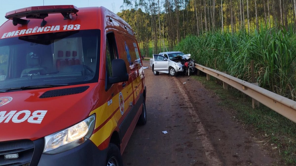 Colisão entre carro e moto deixa um morto no interior