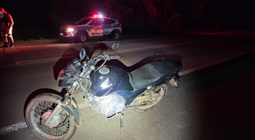 Argentinos furtam motocicleta, mas sofrem queda durante a fuga e um acaba preso