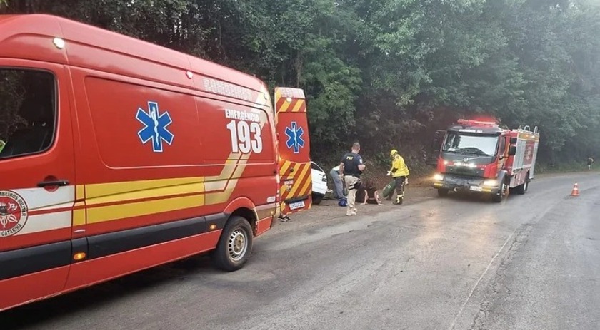 Capotamento próximo à Pinhalzinho deixa duas jovens feridas