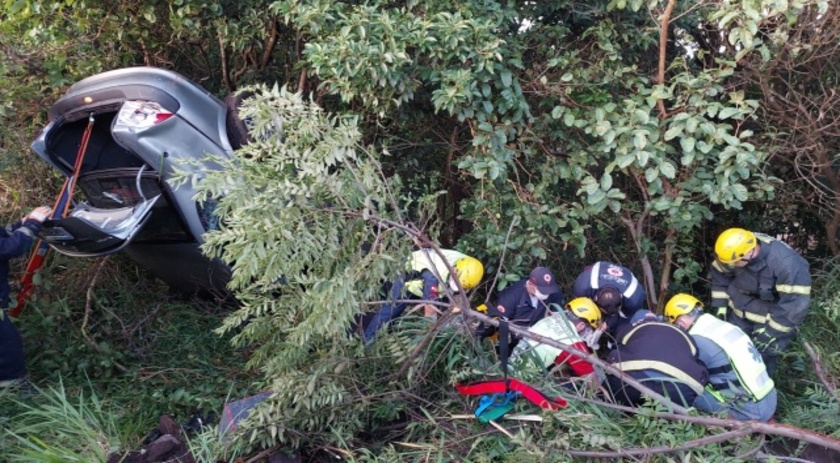 Saída de pista seguida de capotamento deixa um ferido em São Miguel do Oeste