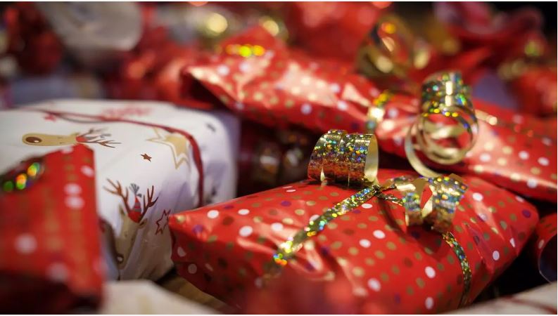 Confira os tipos de amigo secreto para inovar neste final de ano