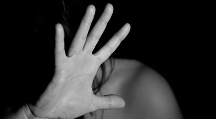 Mulher pede socorro para amiga após ser agredida pelo marido