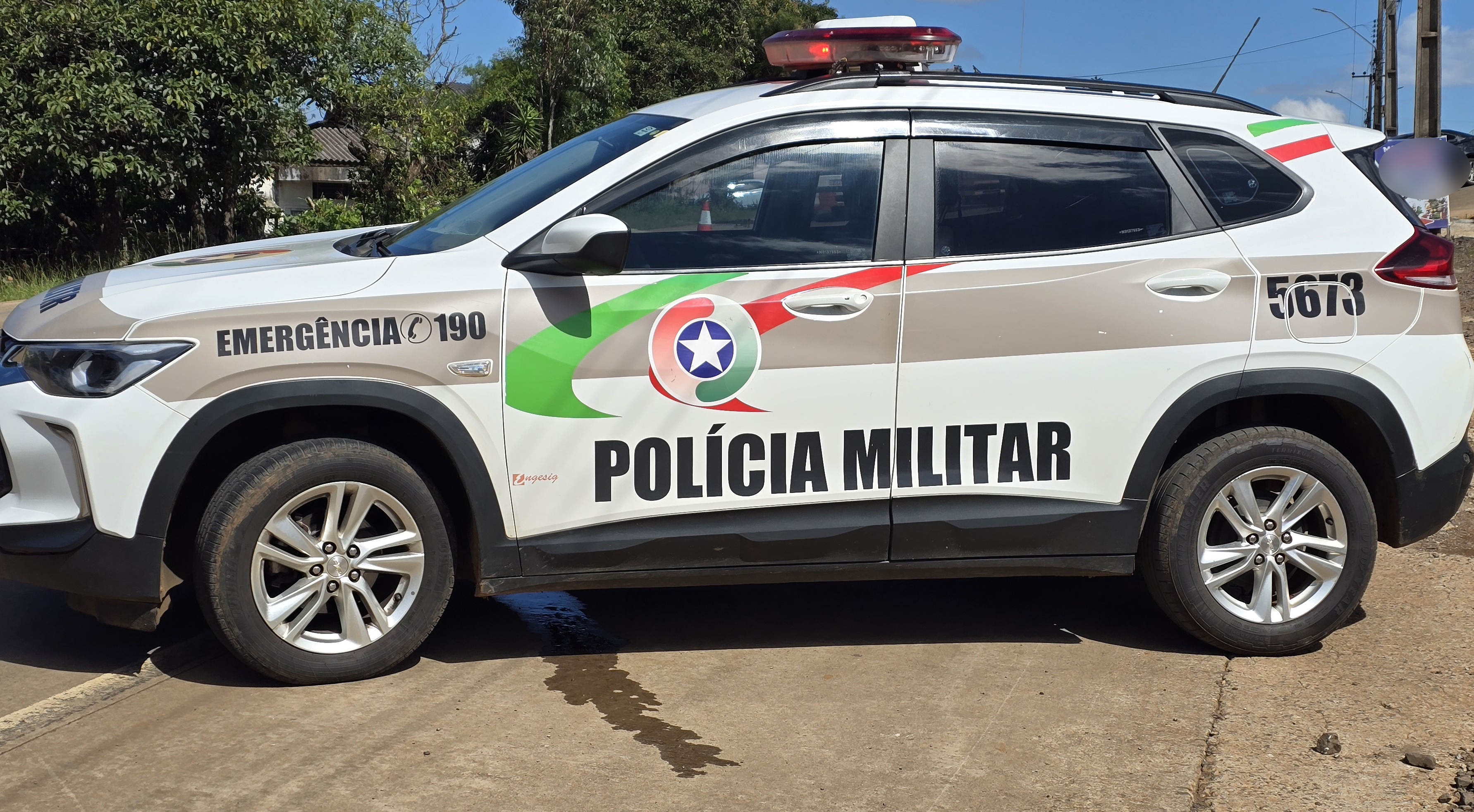 Homem com mandado de prisão por homicídio é capturado após fugir para área de mata