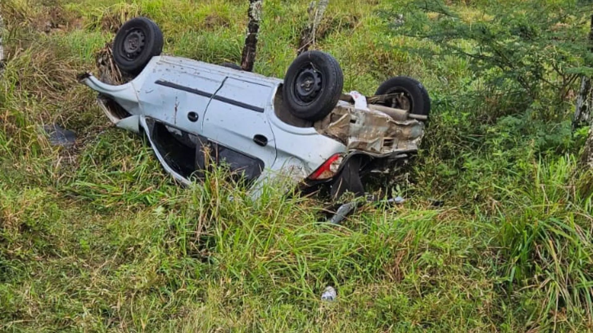 Carro capota e mata motorista em pequena cidade de SC